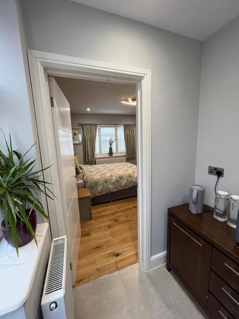 En-Suite Double Room - Private Entrance & Free Parking West Drayton  Экстерьер фото